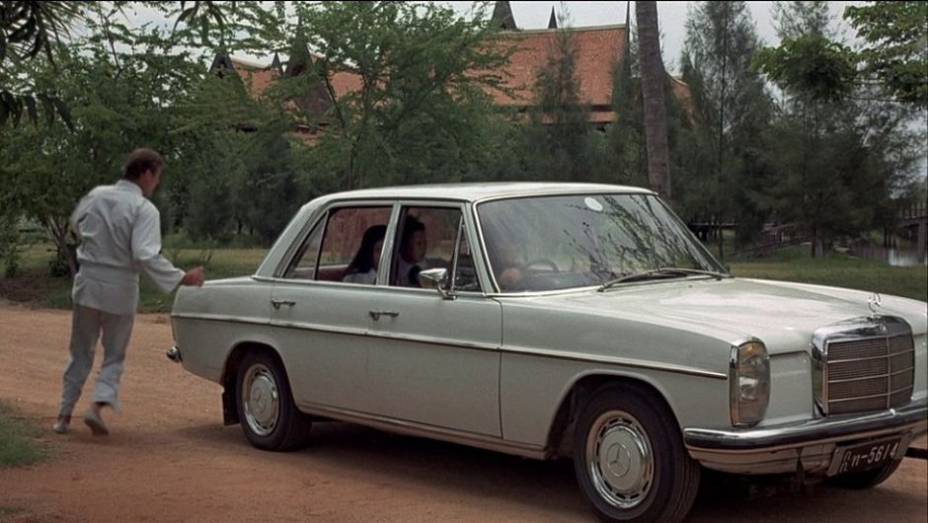 1975: Sabia que James Bond já teve um carro da Mercedes? É o W 115, que pode ser visto em "007 contra o homem com a pistola de ouro". | <a href="%20https://gutenberg.quatrorodas.abril.com.br/blogs/planeta-carro/2012/11/07/licenca-para-acelerar/" rel="migration">Leia mais</a>