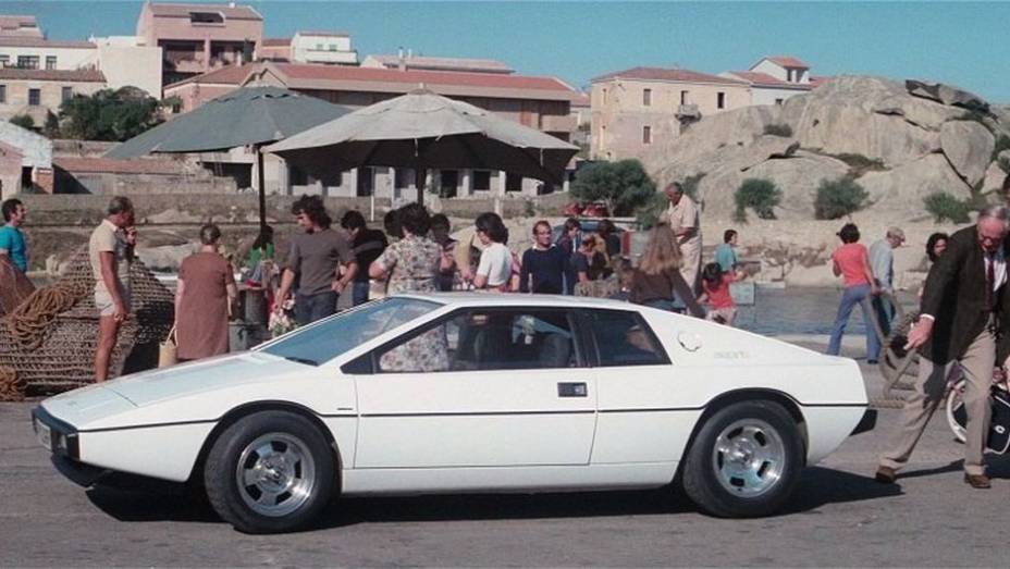 1977: Em "007 - O espião que me amava", o agente esquece os modelos de luxo e mergulha nos esportivos, usando um Lotus Esprit... | <a href="%20https://gutenberg.quatrorodas.abril.com.br/blogs/planeta-carro/2012/11/07/licenca-para-acelerar/" rel="migration">Leia mais</a>