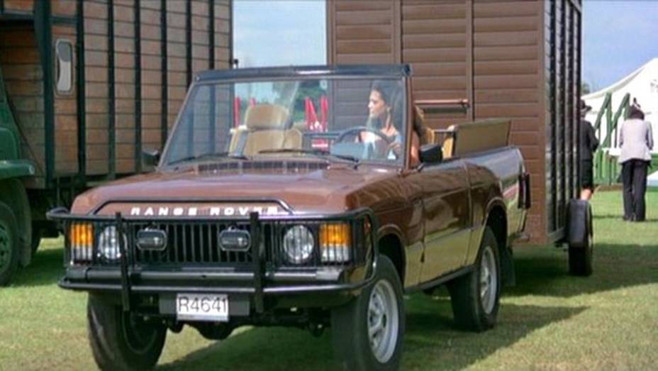 1983: Eis um modelo que, a primeira vista, não tem muito a ver com James Bond, mas foi usado em "007 contra Octopussy": o Range Rover Classic Convertible. | <a href="%20https://gutenberg.quatrorodas.abril.com.br/blogs/planeta-carro/2012/11/07/licenca-para-acelerar/" rel="migration">L</a>