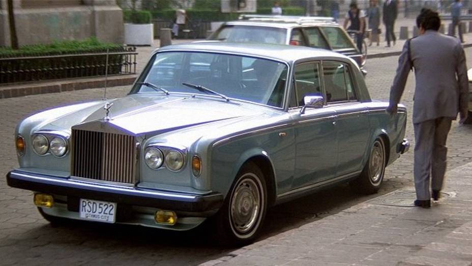 1989: Mas o 007 ainda teve tempo para usufruir de seu Rolls-Royce Silver Shadow. | <a href="https://gutenberg.quatrorodas.abril.com.br/blogs/planeta-carro/2012/11/07/licenca-para-acelerar/" rel="migration">Leia mais</a>