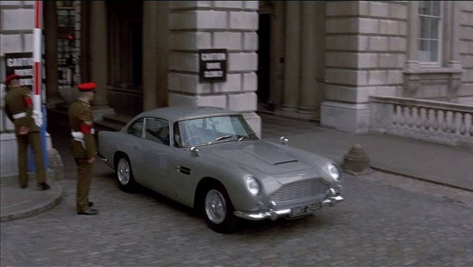 1997: Em "007 - O amanhã nunca morre", a receita foi mantida, com o reaproveitamento do Aston Martin DB5 . | <a href="%20https://gutenberg.quatrorodas.abril.com.br/blogs/planeta-carro/2012/11/07/licenca-para-acelerar/" rel="migration">Leia mais</a>