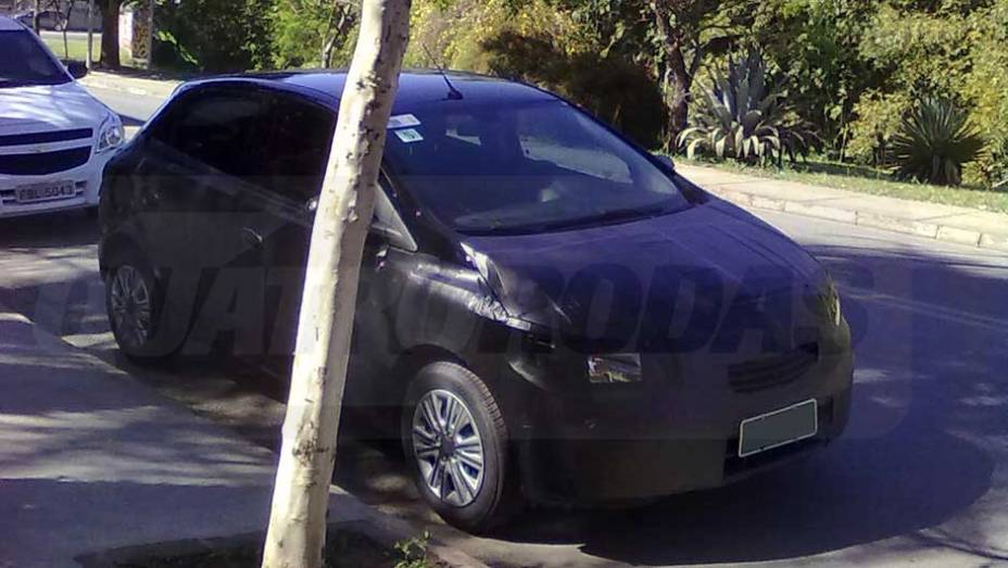 O registro de Adriana Camargo revela que o Ônix terá porte semelhante ao do antigo Corsa, modelo o qual ele substituirá na linha de produtos Chevrolet | <a href="https://gutenberg.quatrorodas.abril.com.br/noticias/segredo/vergonha-chevrolet-onix-desfila-pelas-ruas-69" rel="migration"></a> O registro de Adriana Camargo revela que o Ônix terá porte semelhante ao do antigo Corsa, modelo o qual ele substituirá na linha de produtos Chevrolet | <a href="https://gutenberg.quatrorodas.abril.com.br/noticias/segredo/vergonha-chevrolet-onix-desfila-pelas-ruas-69" rel="migration"></a>