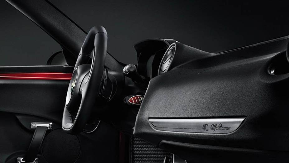 Alfa Romeo 4C | <a href="https://gutenberg.quatrorodas.abril.com.br/saloes/genebra/2013/alfa-romeo-revela-mais-fotos-4c-734491.shtml" rel="migration">Leia mais</a> Alfa Romeo 4C | <a href="https://gutenberg.quatrorodas.abril.com.br/saloes/genebra/2013/alfa-romeo-revela-mais-fotos-4c-734491.shtml" rel="migration">Leia mais</a>