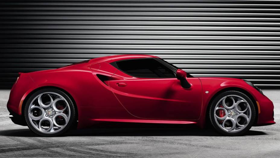 Cupê esportivo utiliza motor 1.75 quatro cilindros turbo de 240 cv | <a href="https://gutenberg.quatrorodas.abril.com.br/saloes/genebra/2013/alfa-romeo-revela-mais-fotos-4c-734491.shtml" rel="migration">Leia mais</a> Cupê esportivo utiliza motor 1.75 quatro cilindros turbo de 240 cv | <a href="https://gutenberg.quatrorodas.abril.com.br/saloes/genebra/2013/alfa-romeo-revela-mais-fotos-4c-734491.shtml" rel="migration">Leia mais</a>