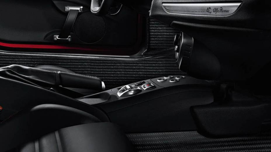 Interior do 4C conta com fibra de carbono da estrutura exposta | <a href="https://gutenberg.quatrorodas.abril.com.br/saloes/genebra/2013/alfa-romeo-revela-mais-fotos-4c-734491.shtml" rel="migration">Leia mais</a> Interior do 4C conta com fibra de carbono da estrutura exposta | <a href="https://gutenberg.quatrorodas.abril.com.br/saloes/genebra/2013/alfa-romeo-revela-mais-fotos-4c-734491.shtml" rel="migration">Leia mais</a>