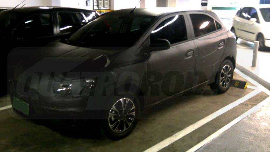 Com seu lançamento cada vez mais próximo, o Ônix começa a circular livremente pelas ruas; a leve camuflagem já nos permite visualizar parte de suas linhas definitivas, como mostra a foto feita por Anderson Fogiarini | <a href="https://quatrorodas.abril.com." rel="migration"></a> Com seu lançamento cada vez mais próximo, o Ônix começa a circular livremente pelas ruas; a leve camuflagem já nos permite visualizar parte de suas linhas definitivas, como mostra a foto feita por Anderson Fogiarini | <a href="https://quatrorodas.abril.com." rel="migration"></a>