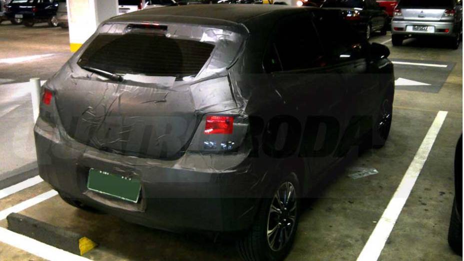 Flagrado em um estacionamento, o &Ocirc;nix (nome do projeto que deve ser mantido) guarda muitas semelhan&ccedil;as com o Gol | <a href="https://gutenberg.quatrorodas.abril.com.br/noticias/segredo/vergonha-chevrolet-onix-desfila-pelas-ruas-699110.shtml" rel="migration">Leia mais</a>