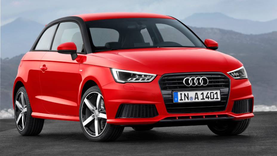 Modelo ganhou novos faróis e grade frontal remodelada | <a href="https://gutenberg.quatrorodas.abril.com.br/noticias/fabricantes/audi-revela-facelift-a1-sport-sportback-819537.shtml" rel="migration">Leia mais</a>