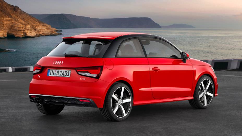 Spoiler agora segue a cor da carroceria, enquanto as lanternas são filetadas | <a href="https://gutenberg.quatrorodas.abril.com.br/noticias/fabricantes/audi-revela-facelift-a1-sport-sportback-819537.shtml" rel="migration">Leia mais</a>