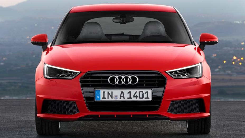 Modelo Sport conta com teto e retrovisores com pintura na cor da carroceria | <a href="https://gutenberg.quatrorodas.abril.com.br/noticias/fabricantes/audi-revela-facelift-a1-sport-sportback-819537.shtml" rel="migration">Leia mais</a>