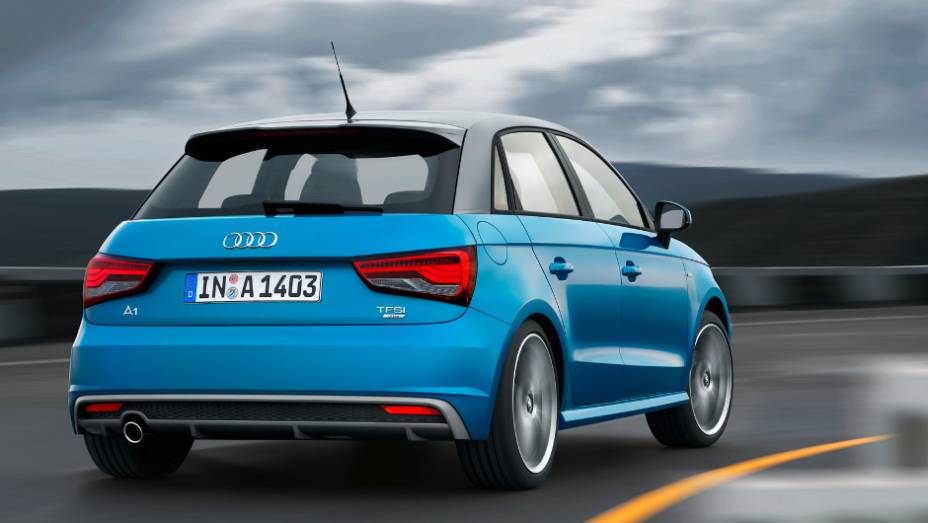 Sportback, com cinco portas, mantém o spoiler e o teto contrastante na cor cinza | <a href="https://gutenberg.quatrorodas.abril.com.br/noticias/fabricantes/audi-revela-facelift-a1-sport-sportback-819537.shtml" rel="migration">Leia mais</a>