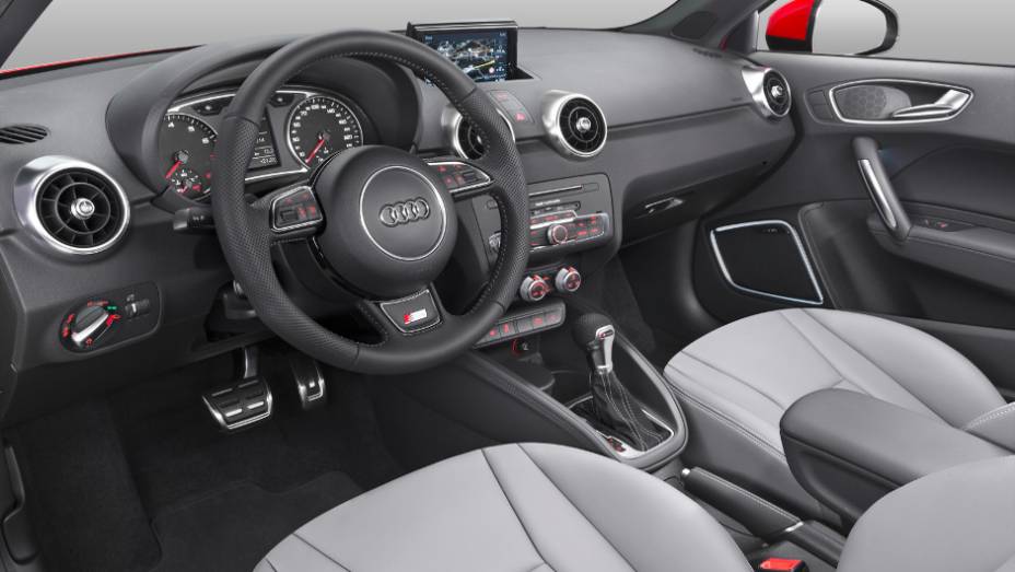 Cabine traz bancos em couro na cor cinza; Modelos est&atilde;o a venda na Alemanha, a partir de 19.200 euros | <a href="https://gutenberg.quatrorodas.abril.com.br/noticias/fabricantes/audi-revela-facelift-a1-sport-sportback-819537.shtml" rel="migration">Leia mais</a>