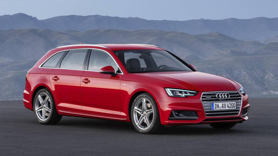 Carro ganhou discreta reestiliza&ccedil;&atilde;o com nova grade e far&oacute;is dianteiros | <a href="https://gutenberg.quatrorodas.abril.com.br/noticias/fabricantes/audi-revela-novo-a4-882500.shtml" rel="migration">Leia mais</a>