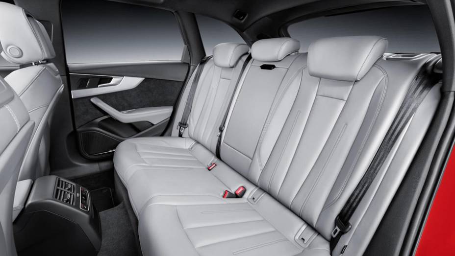 Na parte de tr&aacute;s, o entre-eixos maior do carro aumentou em 23 mm o espa&ccedil;o para as pernas dos passageiros | <a href="https://gutenberg.quatrorodas.abril.com.br/noticias/fabricantes/audi-revela-novo-a4-882500.shtml" rel="migration">Leia mais</a>