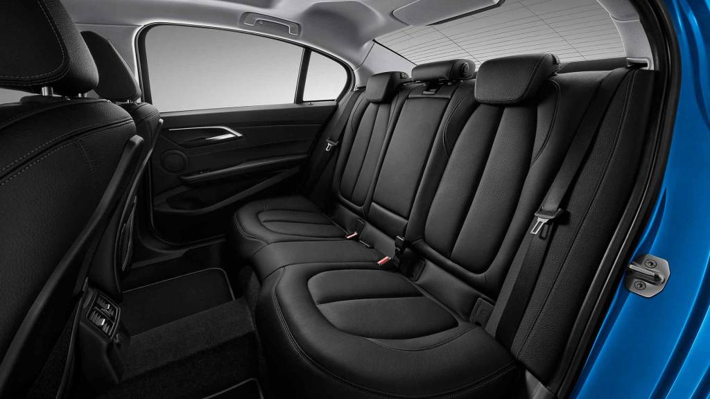 BMW Série 1 Sedan Pelas fotos, sedã aparenta ter bom espaço para os ocupantes do banco traseiro