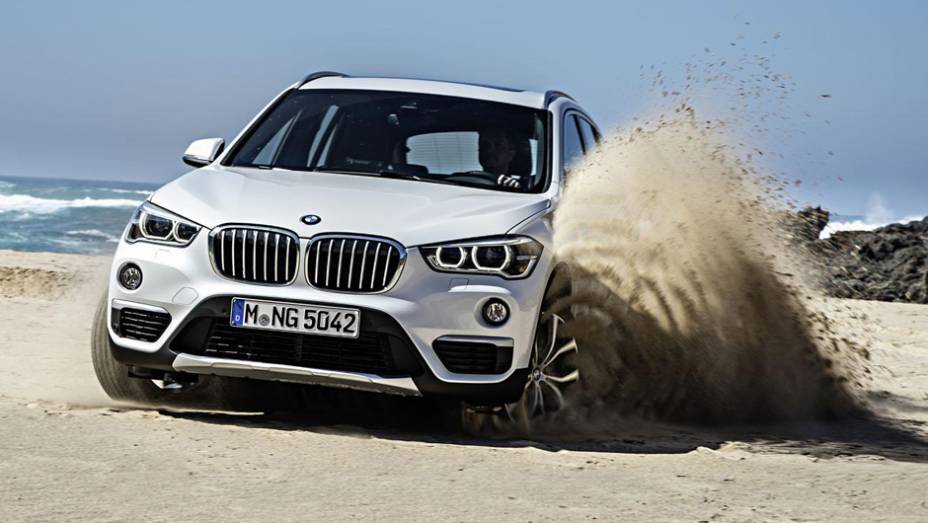 BMW X1 2016 é lançada oficialmente pela marca alemã | <a href="https://gutenberg.quatrorodas.abril.com.br/noticias/fabricantes/bmw-lanca-x1-2016-872821.shtml" rel="migration">Leia mais</a>