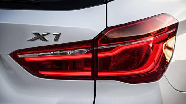 Na traseira lanternas também ganham novo desenho | <a href="https://gutenberg.quatrorodas.abril.com.br/noticias/fabricantes/bmw-lanca-x1-2016-872821.shtml" rel="migration">Leia mais</a> Na traseira lanternas também ganham novo desenho | <a href="https://gutenberg.quatrorodas.abril.com.br/noticias/fabricantes/bmw-lanca-x1-2016-872821.shtml" rel="migration">Leia mais</a>