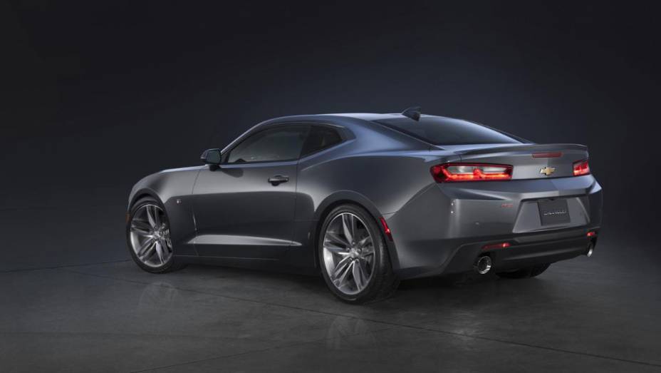 Versão LT traz motor turbo 2.0 de 275 cv e transmissão manual de seis marchas ou automática de oito velocidades | <a href="https://gutenberg.quatrorodas.abril.com.br/noticias/fabricantes/chevrolet-mostra-camaro-2016-865740.shtml" rel="migration">Leia mais</a>