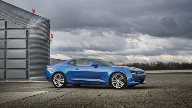 Marca também oferece versão intermediária RS com bloco V6 3.6 litros de 335 cv | <a href="https://gutenberg.quatrorodas.abril.com.br/noticias/fabricantes/chevrolet-mostra-camaro-2016-865740.shtml" rel="migration">Leia mais</a> Marca também oferece versão intermediária RS com bloco V6 3.6 litros de 335 cv | <a href="https://gutenberg.quatrorodas.abril.com.br/noticias/fabricantes/chevrolet-mostra-camaro-2016-865740.shtml" rel="migration">Leia mais</a>