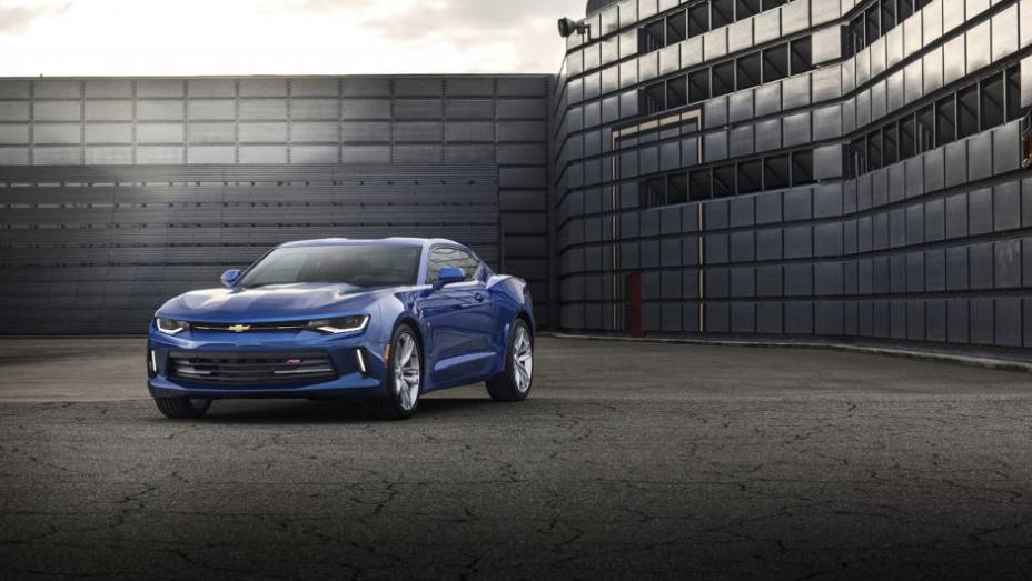 Modelo conta com quatro modos de condução: snow, tour, sport e track | <a href="https://gutenberg.quatrorodas.abril.com.br/noticias/fabricantes/chevrolet-mostra-camaro-2016-865740.shtml" rel="migration">Leia mais</a>