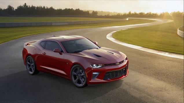 SS, topo de linha, entrega 455 cv no bloco V8 6.2 litros | <a href="https://gutenberg.quatrorodas.abril.com.br/noticias/fabricantes/chevrolet-mostra-camaro-2016-865740.shtml" rel="migration">Leia mais</a> SS, topo de linha, entrega 455 cv no bloco V8 6.2 litros | <a href="https://gutenberg.quatrorodas.abril.com.br/noticias/fabricantes/chevrolet-mostra-camaro-2016-865740.shtml" rel="migration">Leia mais</a>
