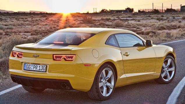 Lanternas ganharam LEDs e incorporaram as luzes de ré | <a href="https://gutenberg.quatrorodas.abril.com.br/noticias/chevrolet-camaro-chega-europa-305036_p.shtml" rel="migration">Leia mais</a> Lanternas ganharam LEDs e incorporaram as luzes de ré | <a href="https://gutenberg.quatrorodas.abril.com.br/noticias/chevrolet-camaro-chega-europa-305036_p.shtml" rel="migration">Leia mais</a>