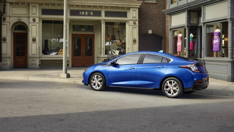 Com um powertrain mais leve, modelo atual é 12% mais eficiente do que o antecessor | <a href="https://gutenberg.quatrorodas.abril.com.br/noticias/saloes/detroit-2015/chevrolet-mostra-volt-2016-salao-detroit-824360.shtml" rel="migration">Leia mais</a>