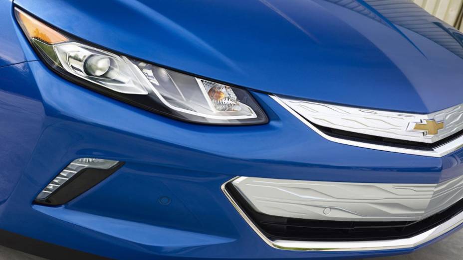 Detalhe da nova frente do Chrevrolet Volt 2016, com grade cromada e faróis maiores | <a href="https://gutenberg.quatrorodas.abril.com.br/noticias/saloes/detroit-2015/chevrolet-mostra-volt-2016-salao-detroit-824360.shtml" rel="migration">Leia mais</a>