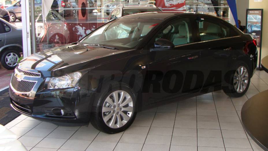 A GM não diz, mas o carro deve aposentar o veterano Vectra | <a href="https://gutenberg.quatrorodas.abril.com.br/noticias/cruze-ja-esta-revendas-chevrolet-301112_p.shtml" target="_blank" rel="migration">Leia mais</a>