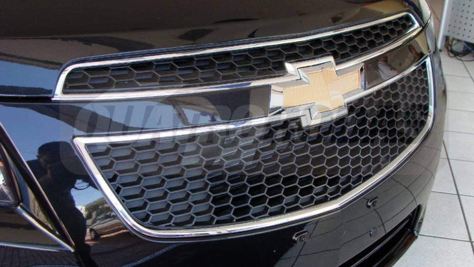 A grade frontal segue o DNA de estilo da Chevrolet | <a href="https://gutenberg.quatrorodas.abril.com.br/noticias/cruze-ja-esta-revendas-chevrolet-301112_p.shtml" target="_blank" rel="migration">Leia mais</a>