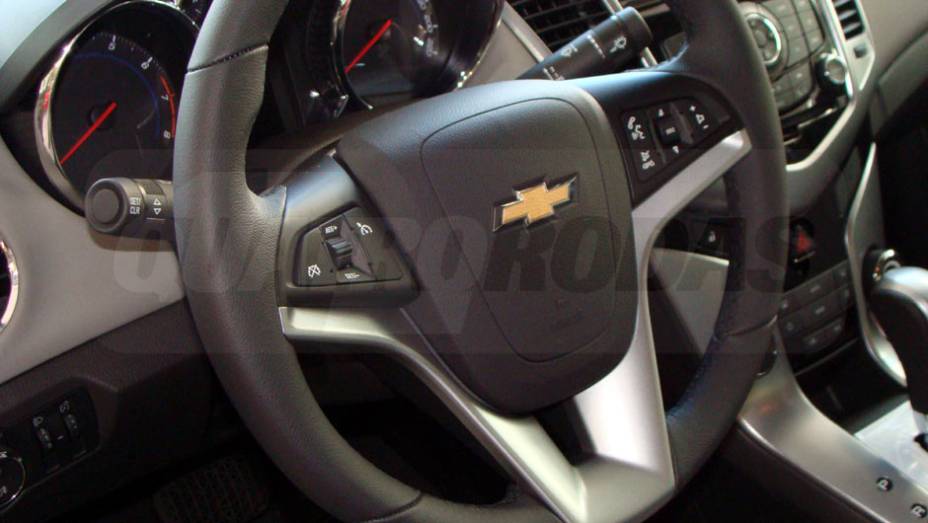 O volante tem comandos de som e Bluetooth | <a href="https://gutenberg.quatrorodas.abril.com.br/noticias/cruze-ja-esta-revendas-chevrolet-301112_p.shtml" target="_blank" rel="migration">Leia mais</a>