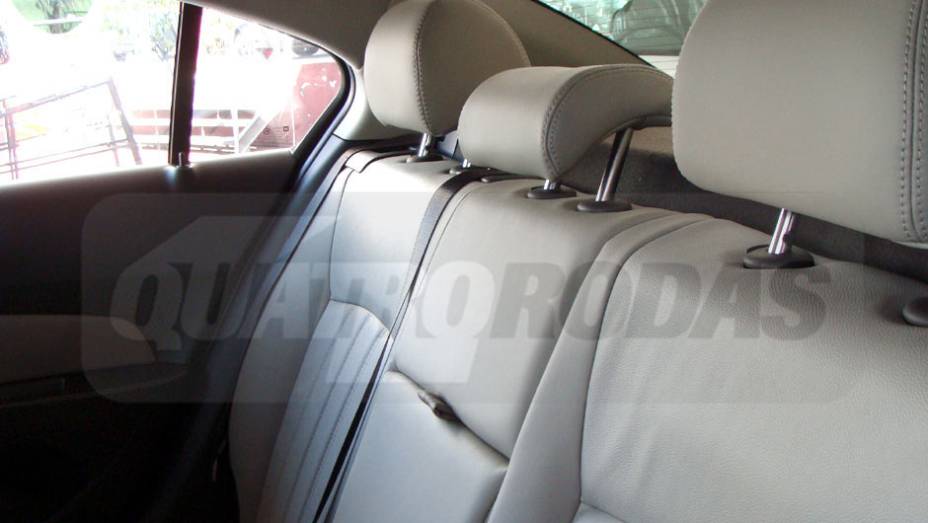 Atrás, o espaço para os passageiros é bom | <a href="https://gutenberg.quatrorodas.abril.com.br/noticias/cruze-ja-esta-revendas-chevrolet-301112_p.shtml" target="_blank" rel="migration">Leia mais</a>