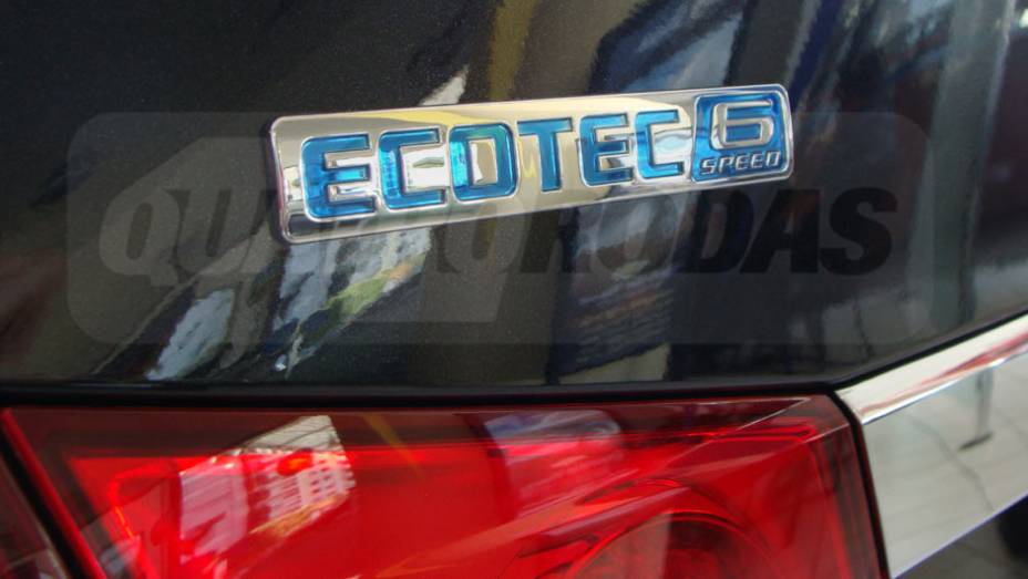 O logotipo Ecotec indica o novo motor do Cruze | <a href="https://gutenberg.quatrorodas.abril.com.br/noticias/cruze-ja-esta-revendas-chevrolet-301112_p.shtml" target="_blank" rel="migration">Leia mais</a>