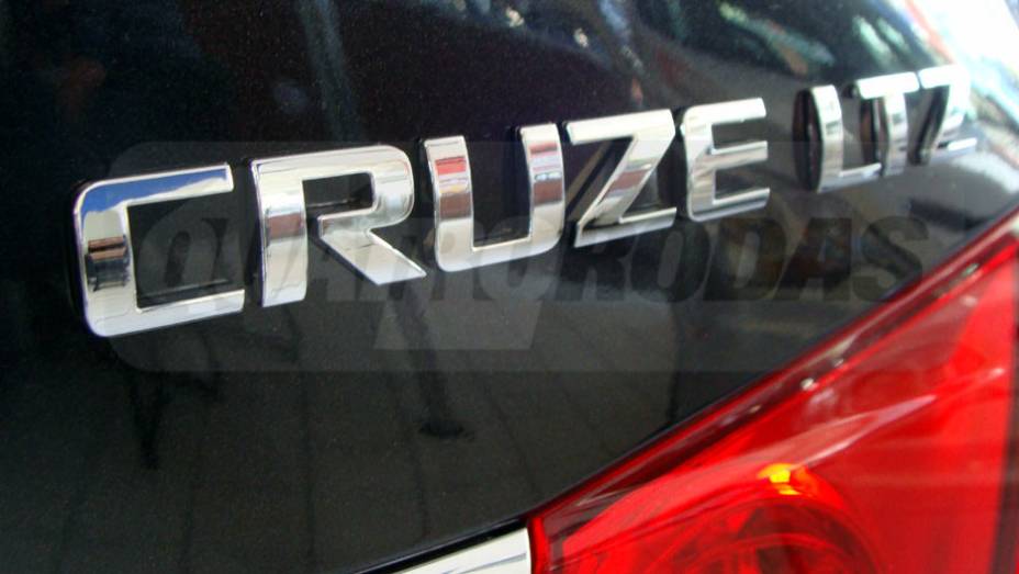 O Cruze terá duas versões de acabamento: LT e LTZ | <a href="https://gutenberg.quatrorodas.abril.com.br/noticias/cruze-ja-esta-revendas-chevrolet-301112_p.shtml" target="_blank" rel="migration">Leia mais</a>