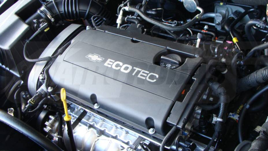 O motor 1.8 Ecotec tem 140 cv e é flex | <a href="https://gutenberg.quatrorodas.abril.com.br/noticias/cruze-ja-esta-revendas-chevrolet-301112_p.shtml" target="_blank" rel="migration">Leia mais</a>