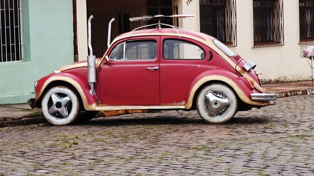 Viva voz Se o motor do Fusca é traseiro, o que raios fazem os escapamentos encravados nos para-lamas dianteiros?