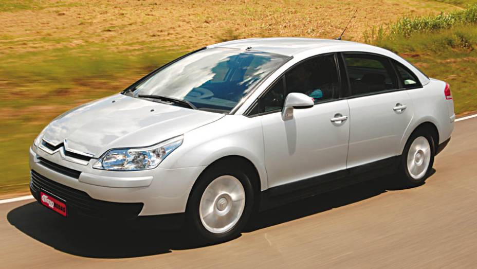 Citroën C4 Pallas: 2,5/5 | <a href="https://gutenberg.quatrorodas.abril.com.br/noticias/carros-mais-menos-resistentes-alagamentos-731244.shtml" rel="migration">Leia mais</a>