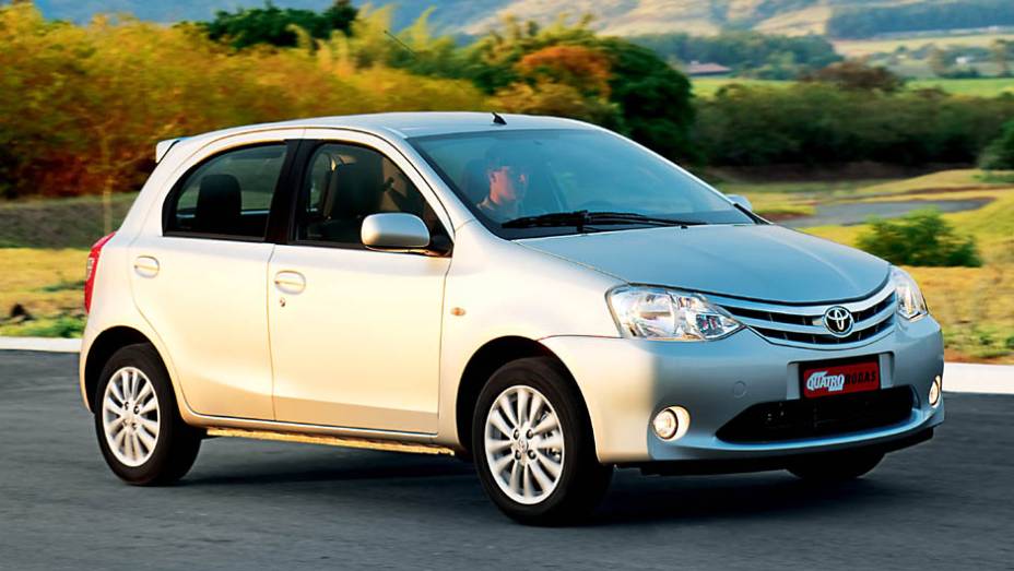 Toyota Etios hatch: 2,5/5 | <a href="https://gutenberg.quatrorodas.abril.com.br/noticias/carros-mais-menos-resistentes-alagamentos-731244.shtml" rel="migration">Leia mais</a>