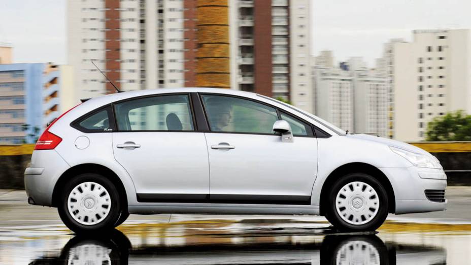 Citroën C4 hatch: nota 4/5 | <a href="https://gutenberg.quatrorodas.abril.com.br/noticias/carros-mais-menos-resistentes-alagamentos-731244.shtml" rel="migration">Leia mais</a>