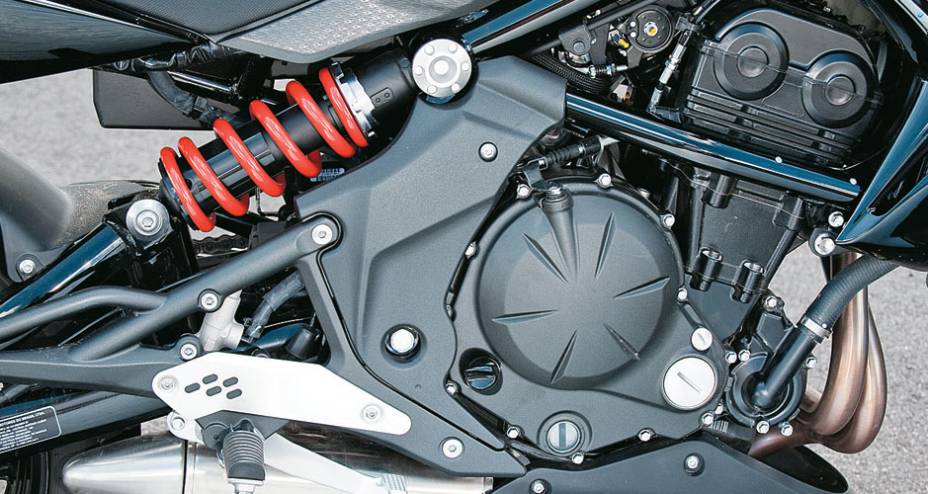 Motor twin em linha de 650 cc: 72,1 cv