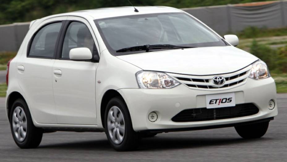 Desenvolvido na Índia, o carro foi projetado pensando nos países emergentes | <a href="https://gutenberg.quatrorodas.abril.com.br/salao-do-automovel/2012/carros/toyota-etios-703992.shtml" rel="migration">Leia mais</a>