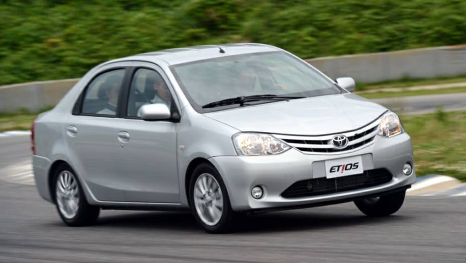 A versão sedã deve bater de frente com Nissan Versa e Renault Logan | <a href="https://gutenberg.quatrorodas.abril.com.br/salao-do-automovel/2012/carros/toyota-etios-703992.shtml" rel="migration">Leia mais</a>