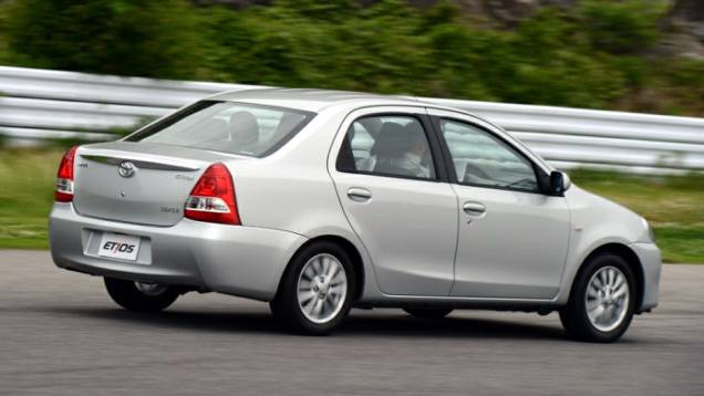 Aliás, note como o Etios sedã lembra muito o Logan, principalmente olhando sua traseira | <a href="https://gutenberg.quatrorodas.abril.com.br/salao-do-automovel/2012/carros/toyota-etios-703992.shtml" rel="migration">Leia mais</a> Aliás, note como o Etios sedã lembra muito o Logan, principalmente olhando sua traseira | <a href="https://gutenberg.quatrorodas.abril.com.br/salao-do-automovel/2012/carros/toyota-etios-703992.shtml" rel="migration">Leia mais</a>