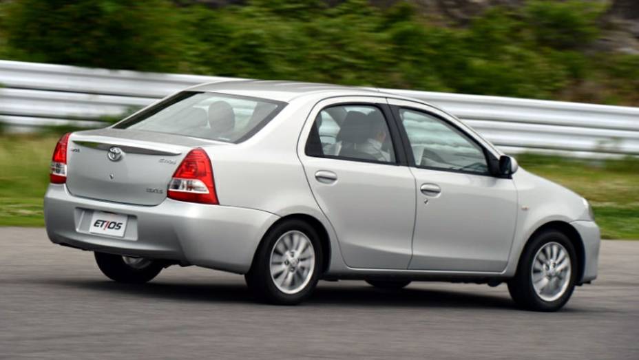 Ali&aacute;s, note como o Etios sed&atilde; lembra muito o Logan, principalmente olhando sua traseira | <a href="https://gutenberg.quatrorodas.abril.com.br/salao-do-automovel/2012/carros/toyota-etios-703992.shtml" rel="migration">Leia mais</a>