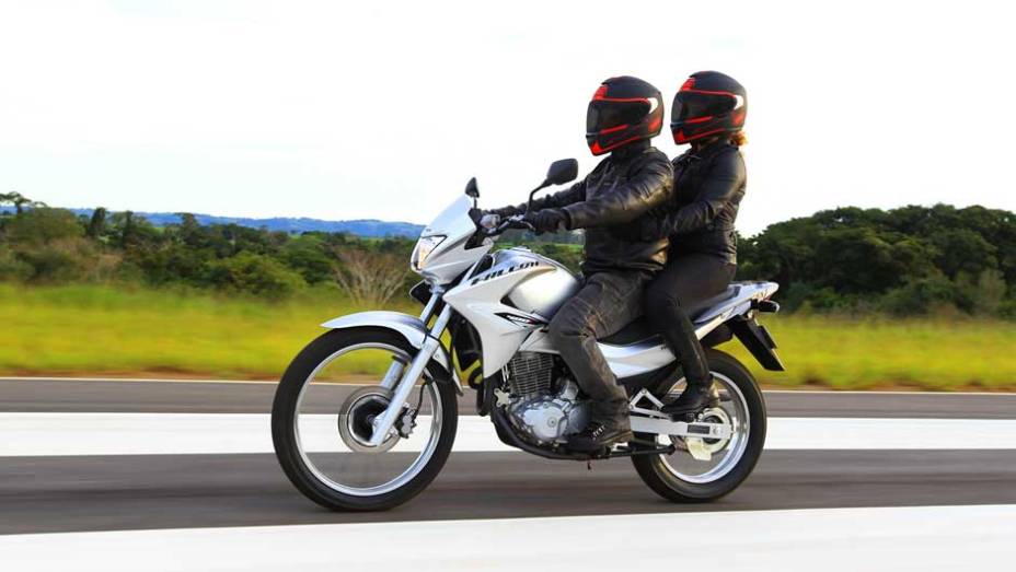 O motor permanece rendendo os mesmos 28,7 cv a 6500 rpm da antiga versão | <a href="https://gutenberg.quatrorodas.abril.com.br/moto/noticias/falcon-400-esta-volta-691979.shtml" target="_blank" rel="migration">Leia mais</a>