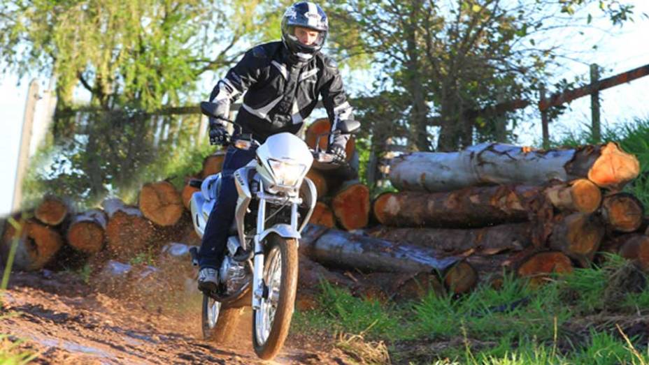 Preço sugerido é de 18.900 reais | <a href="https://gutenberg.quatrorodas.abril.com.br/moto/noticias/falcon-400-esta-volta-691979.shtml" target="_blank" rel="migration">Leia mais</a>