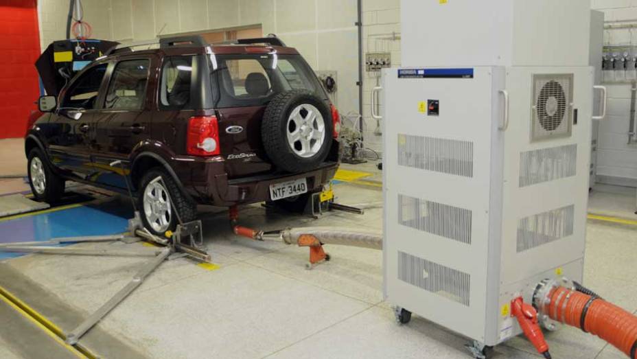 Todos os gases que saem do escapamento s&atilde;o coletados por esta m&aacute;quina. <a href="https://gutenberg.quatrorodas.abril.com.br/reportagens/casa-ford-638095.shtml" rel="migration">Leia mais</a>