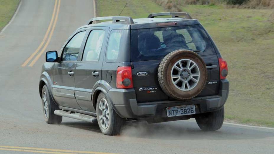 Curvas fechadas s&atilde;o feitas em alta velocidade pelos pilotos da Ford. <a href="https://gutenberg.quatrorodas.abril.com.br/reportagens/casa-ford-638095.shtml" rel="migration">Leia mais</a>