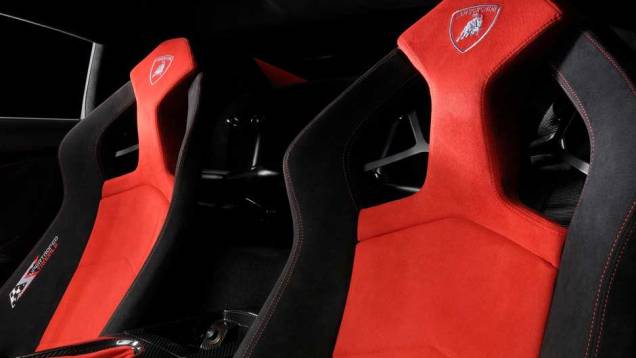 No interior, ele conta com detalhes em Alcantara e fibra de carbono No interior, ele conta com detalhes em Alcantara e fibra de carbono