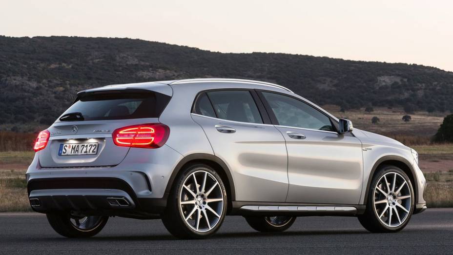 Deste ângulo, o GLA lembra muito o Classe A, modelo do qual deriva | <a href="https://gutenberg.quatrorodas.abril.com.br/noticias/saloes/detroit-2014/mercedes-benz-revela-gla-amg-766617.shtml" rel="migration">Leia mais</a>